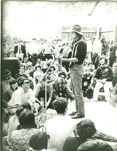 Arlo Guthrie at the Newport Folk Festival in 1967 Arlo Guthrie at the Newport Folk Festival in 1967